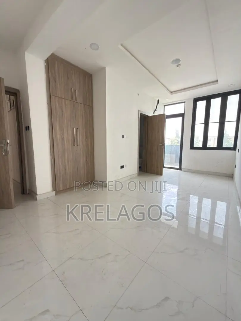 5bdrm Duplex in Thomas Estate for sale