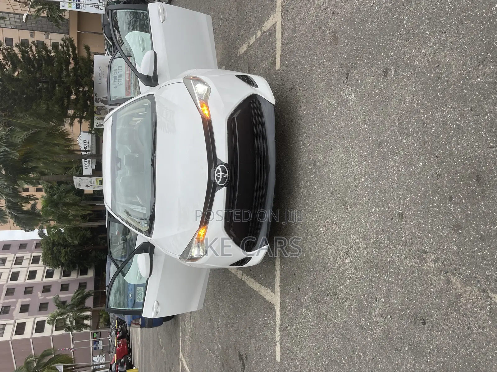 Toyota Corolla LE ECO 4dr Sedan (1.8L 4cyl CVT) 2017 White
