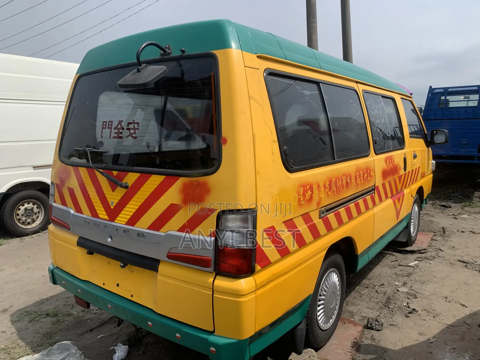 Mitsubishi Delica 2014 Yellow