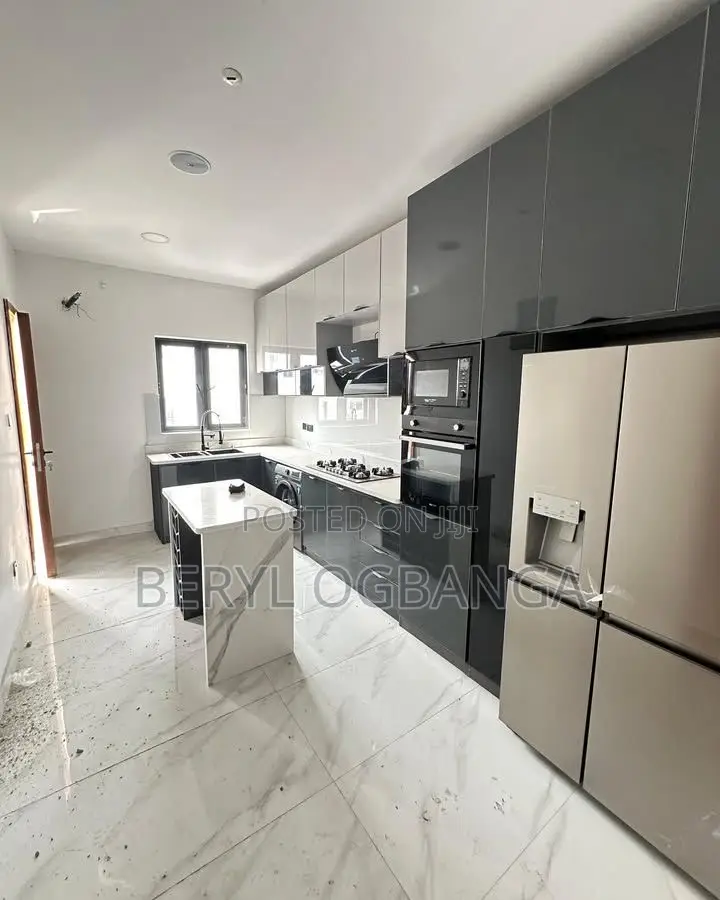 2bdrm Apartment in Lekki Phase 1 for sale