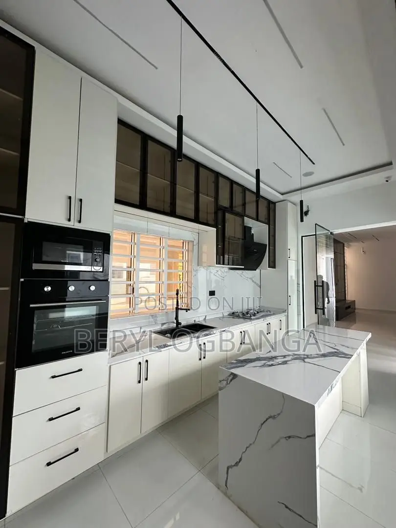 5bdrm Duplex in Ologolo for sale