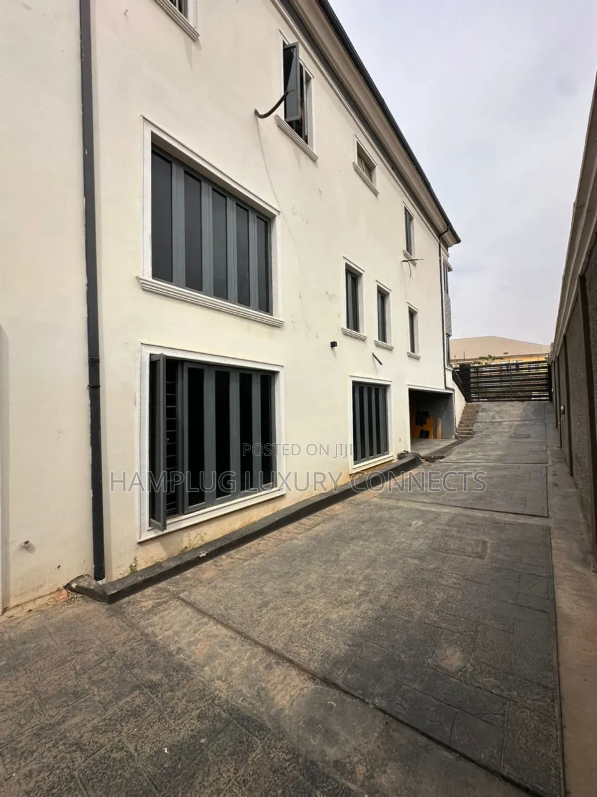Furnished 5bdrm Apartment in Wuye for sale