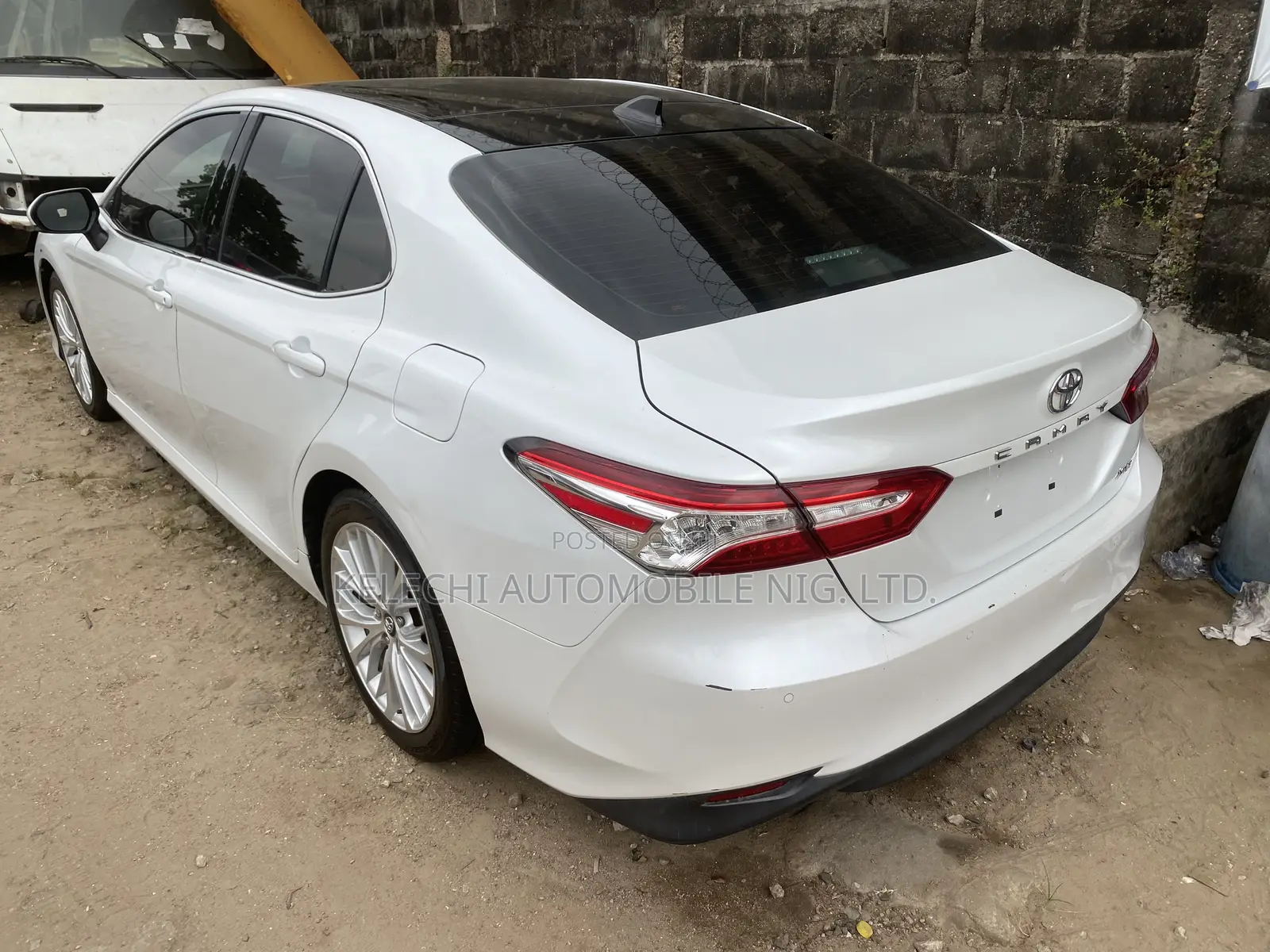 Toyota Camry XLE V6 (3.5L V6 8A) 2019 White