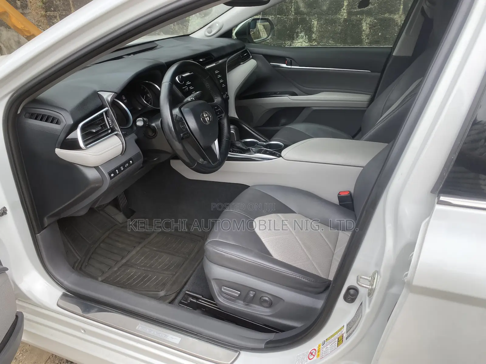 Toyota Camry XLE V6 (3.5L V6 8A) 2019 White