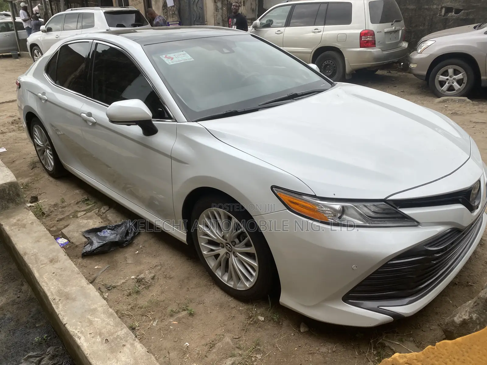 Toyota Camry XLE V6 (3.5L V6 8A) 2019 White