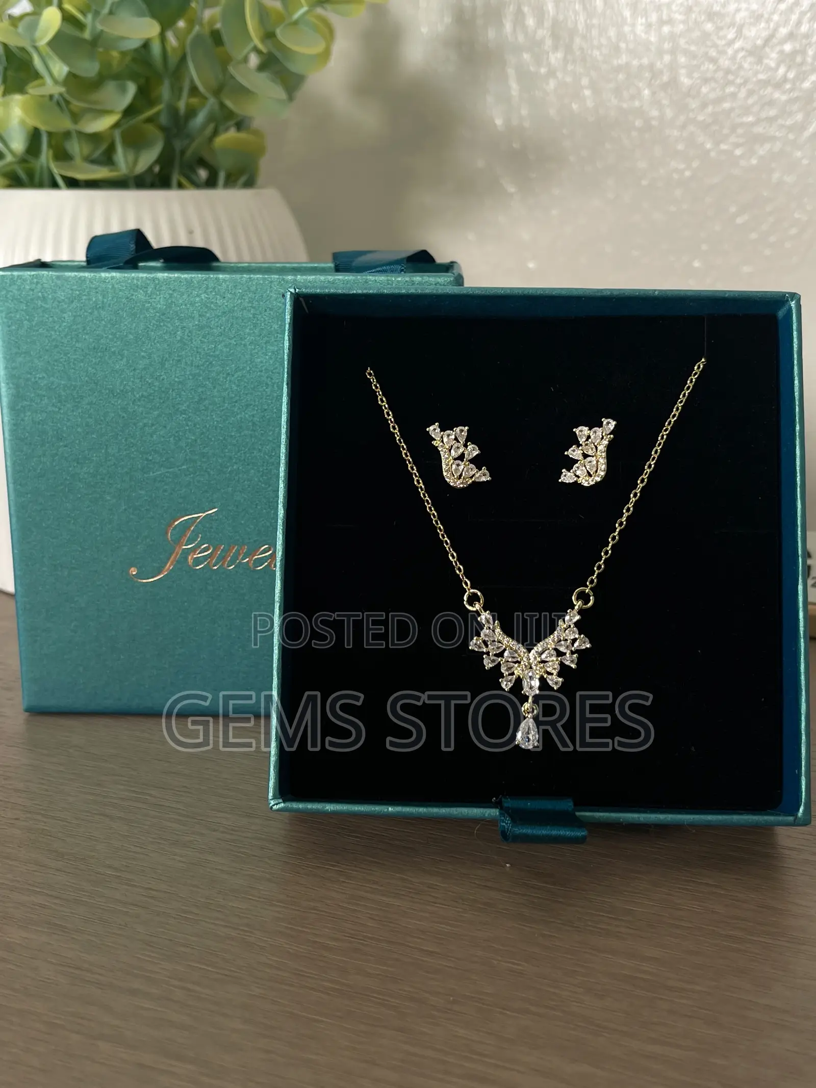 Exquisite Gold-Plated Teardrop Necklace Earring Set