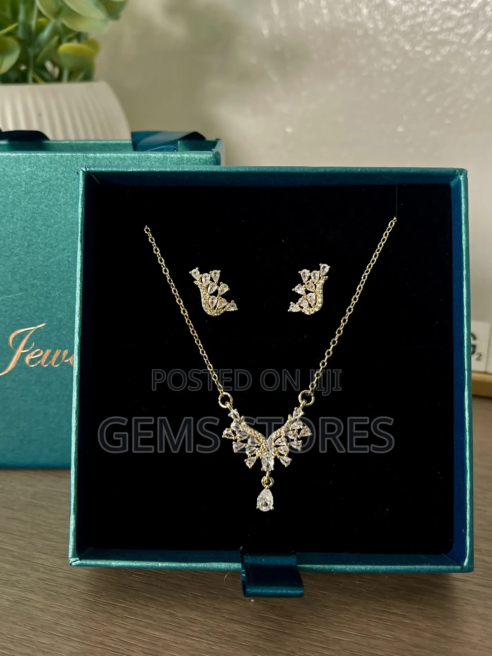 Exquisite Gold-Plated Teardrop Necklace Earring Set