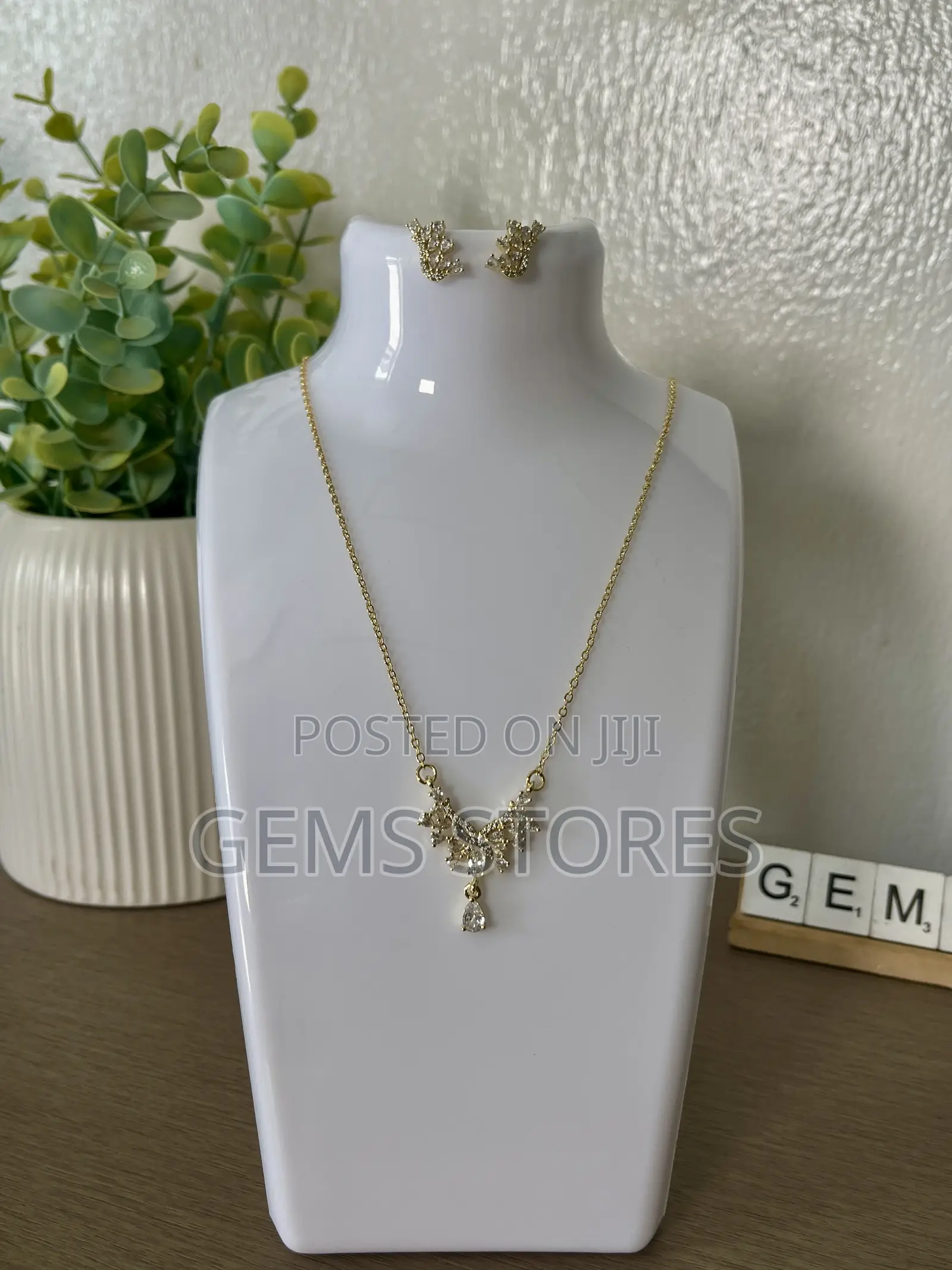 Exquisite Gold-Plated Teardrop Necklace Earring Set