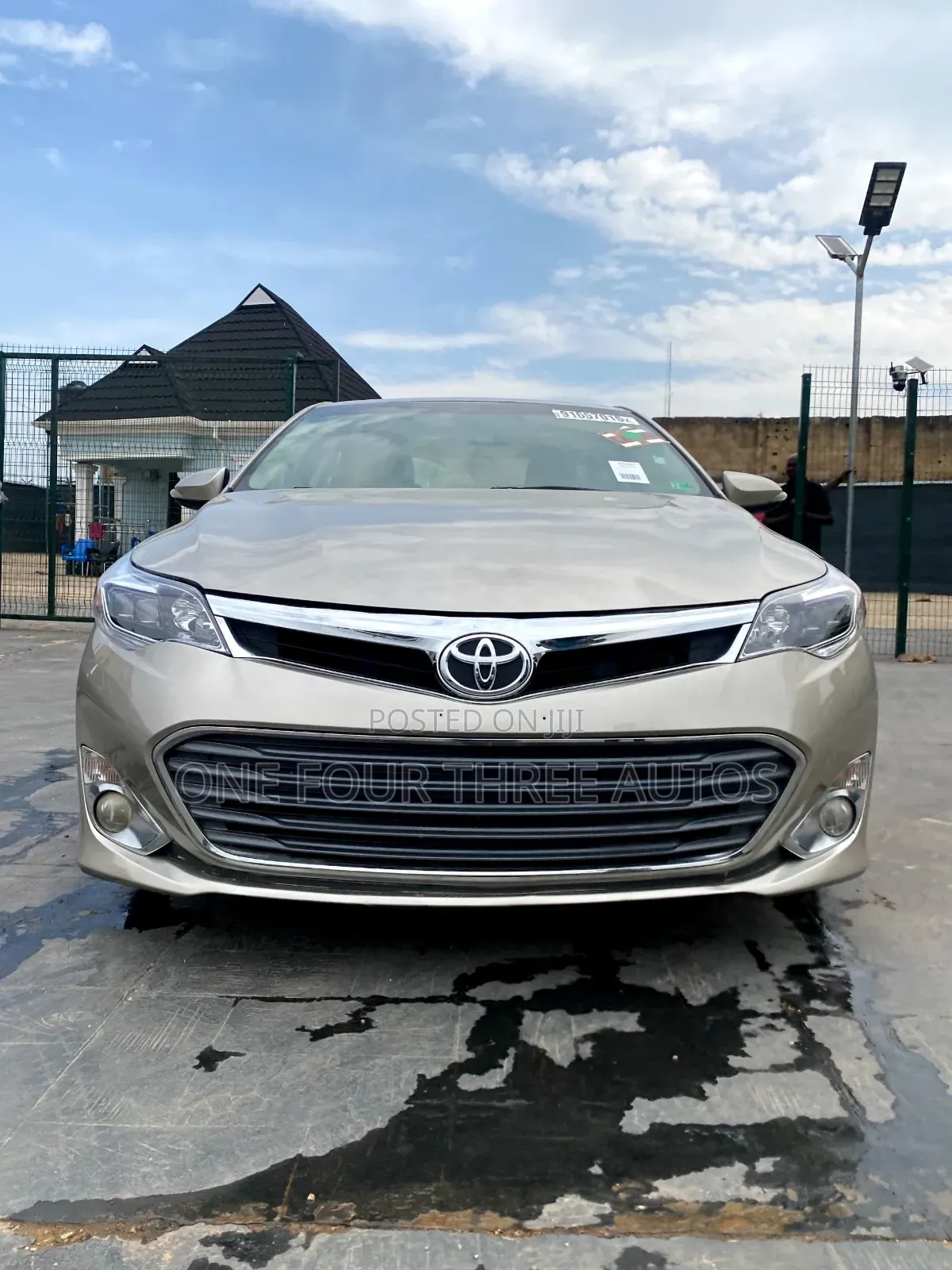 Toyota Avalon XLE 4dr Sedan (3.5L 6cyl 6A) 2015 Gold