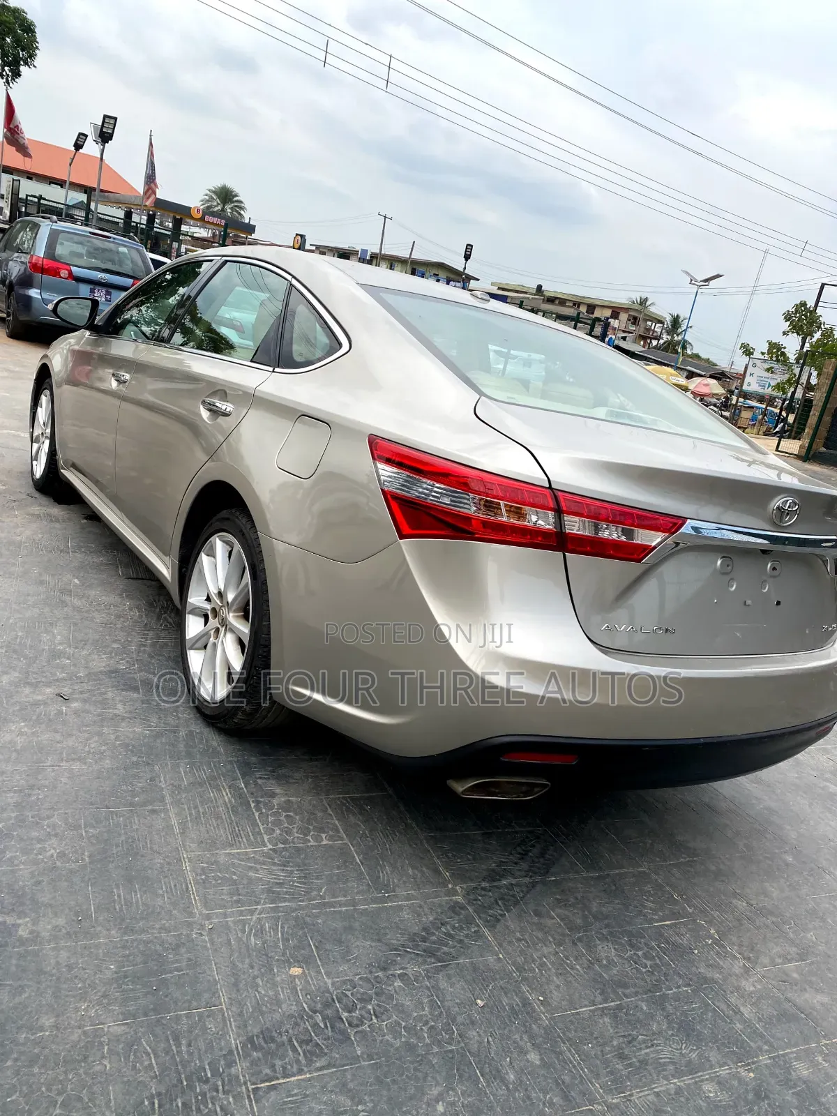 Toyota Avalon XLE 4dr Sedan (3.5L 6cyl 6A) 2015 Gold