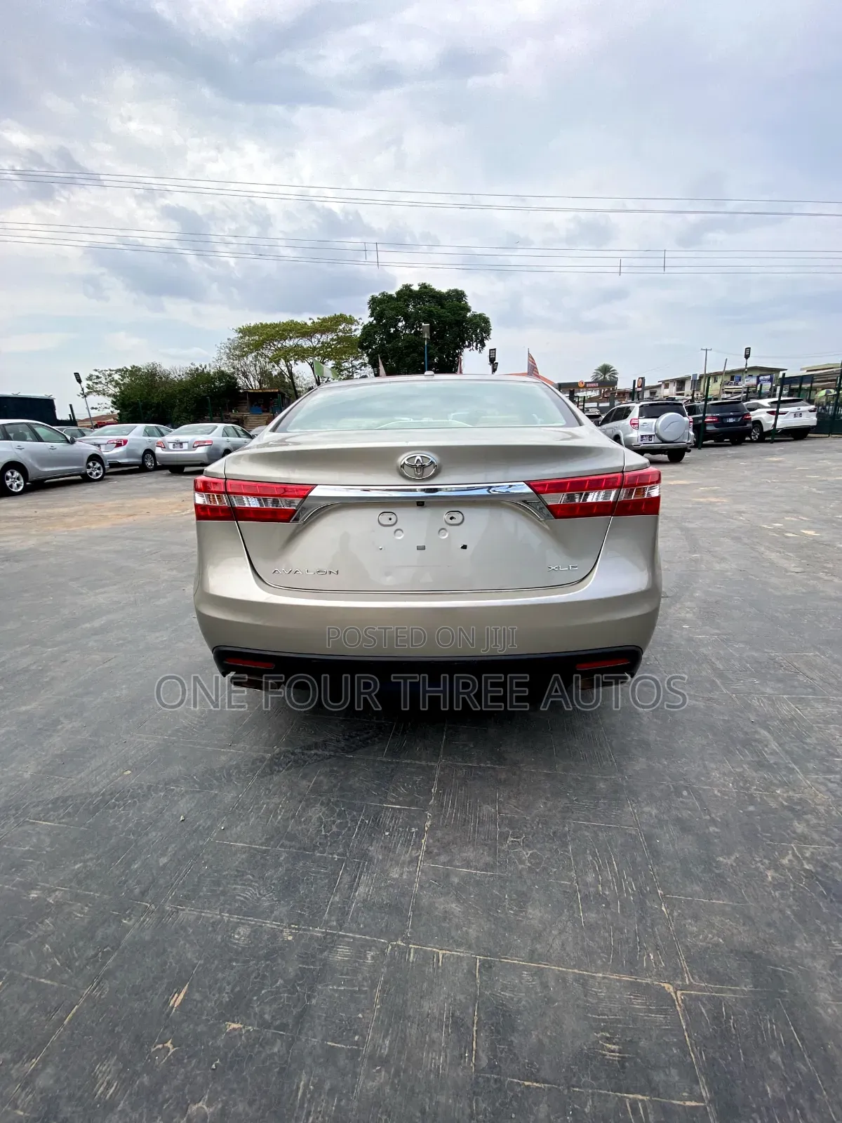 Toyota Avalon XLE 4dr Sedan (3.5L 6cyl 6A) 2015 Gold