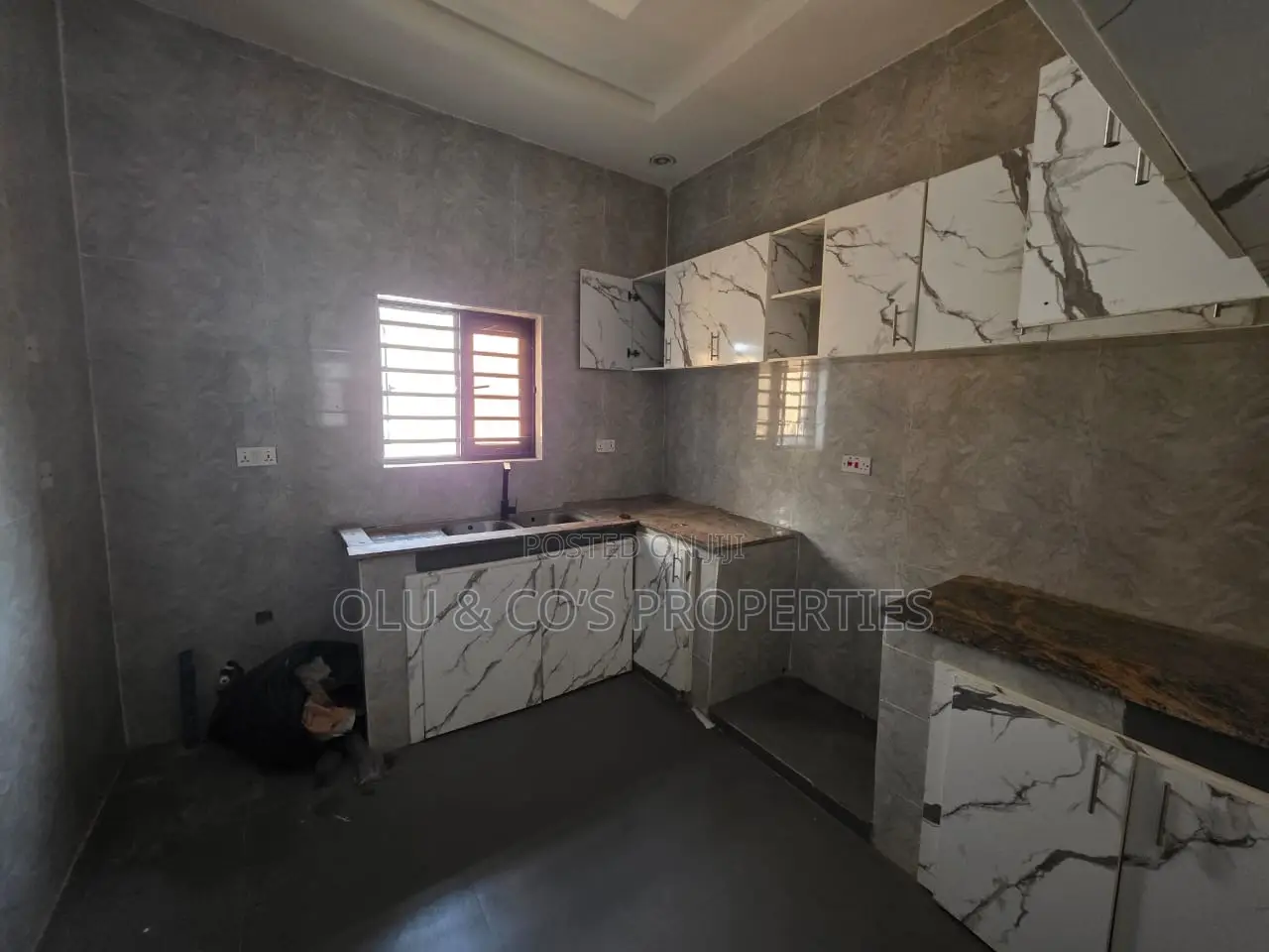 3bdrm Block of Flats in An Estate Behind, Lugbe District for rent