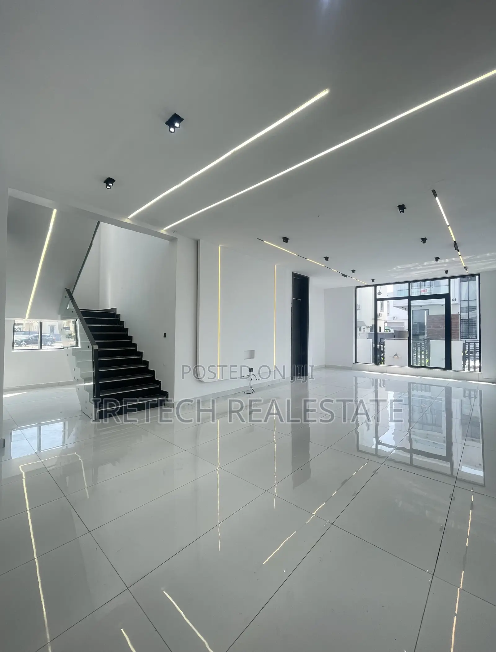 5bdrm Duplex in Chevron In A Secured for sale