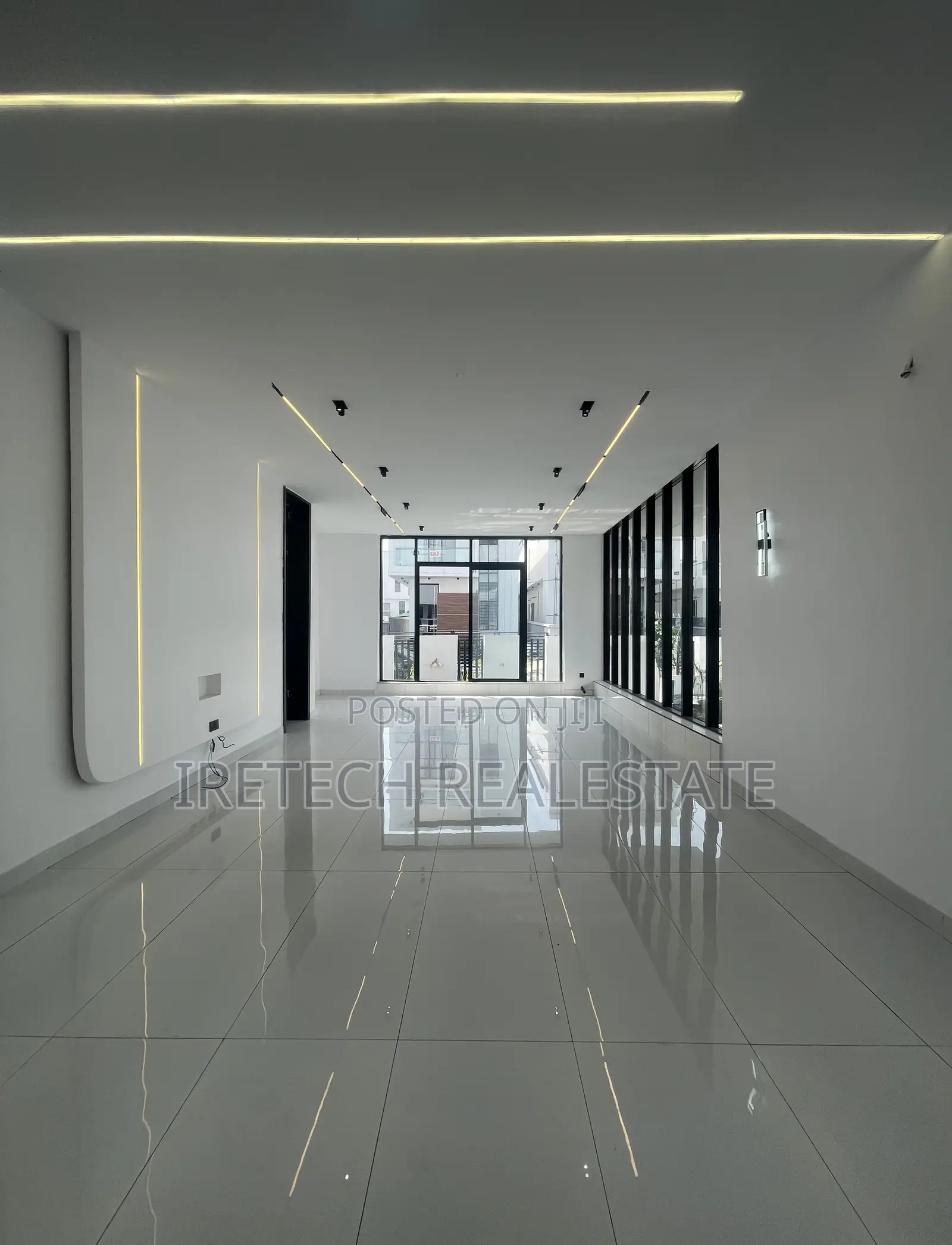 5bdrm Duplex in Chevron In A Secured for sale
