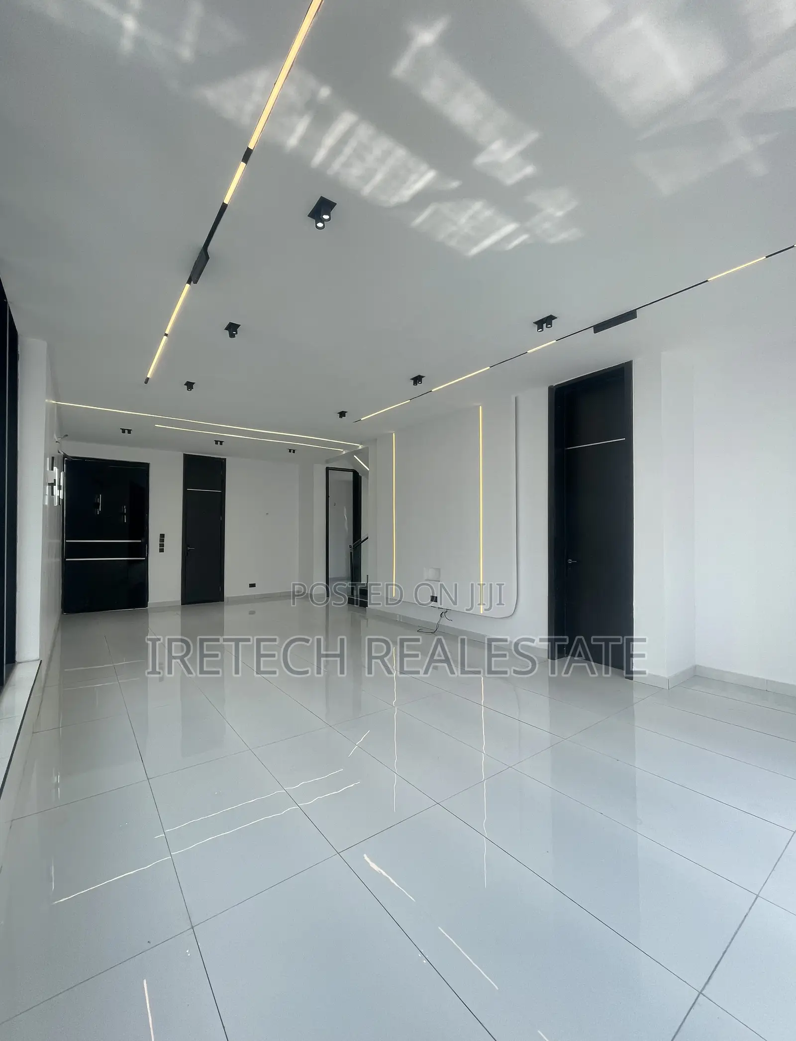 5bdrm Duplex in Chevron In A Secured for sale