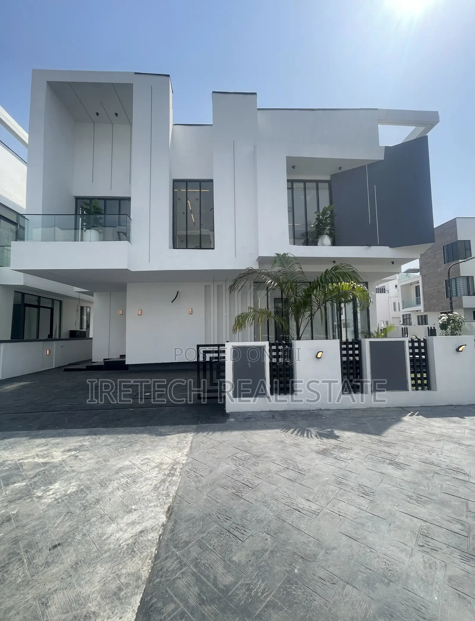 5bdrm Duplex in Chevron In A Secured for sale