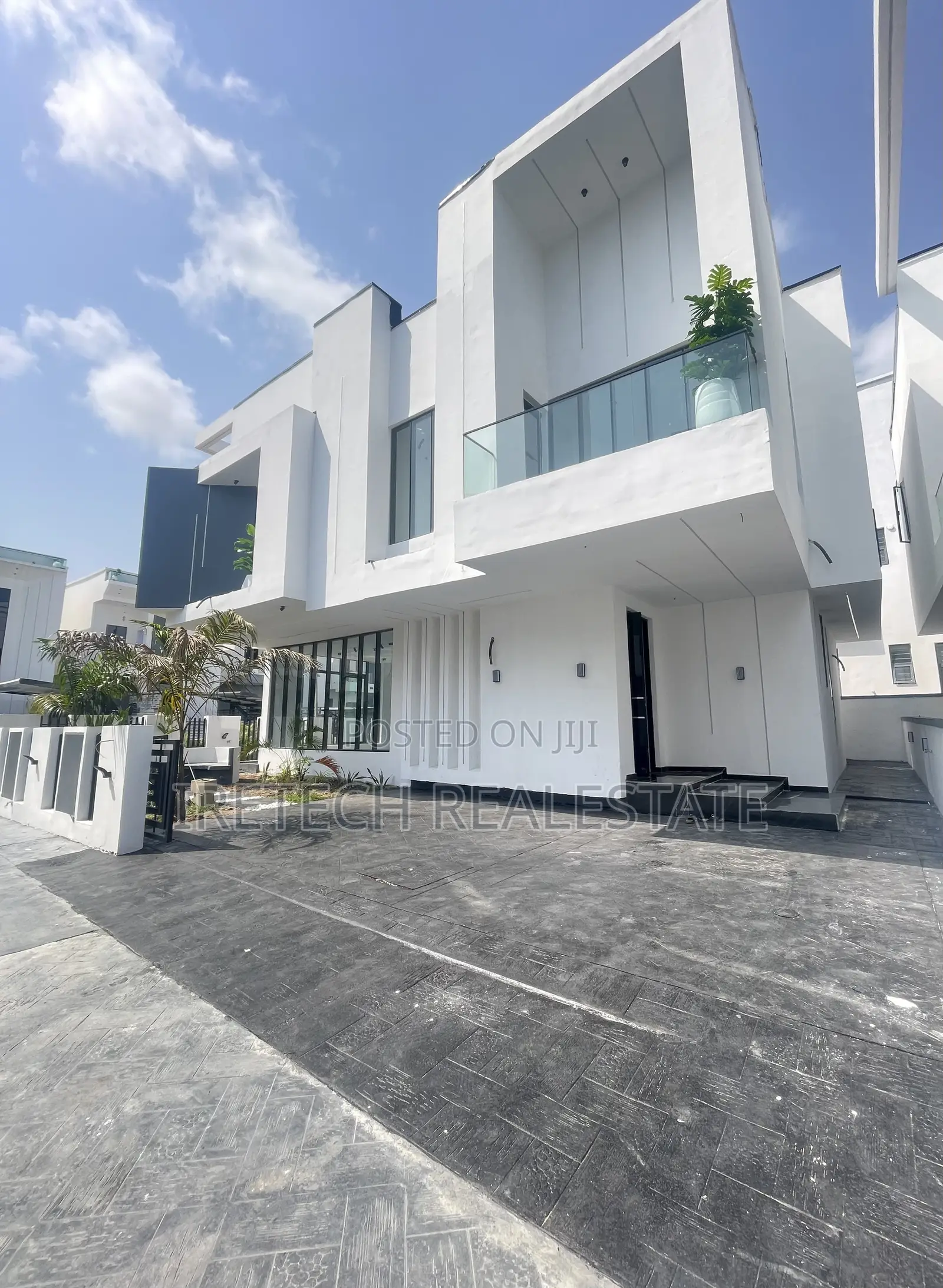 5bdrm Duplex in Chevron In A Secured for sale