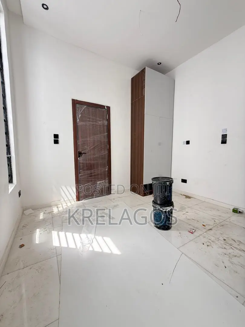 5bdrm Duplex in Ogombo for sale
