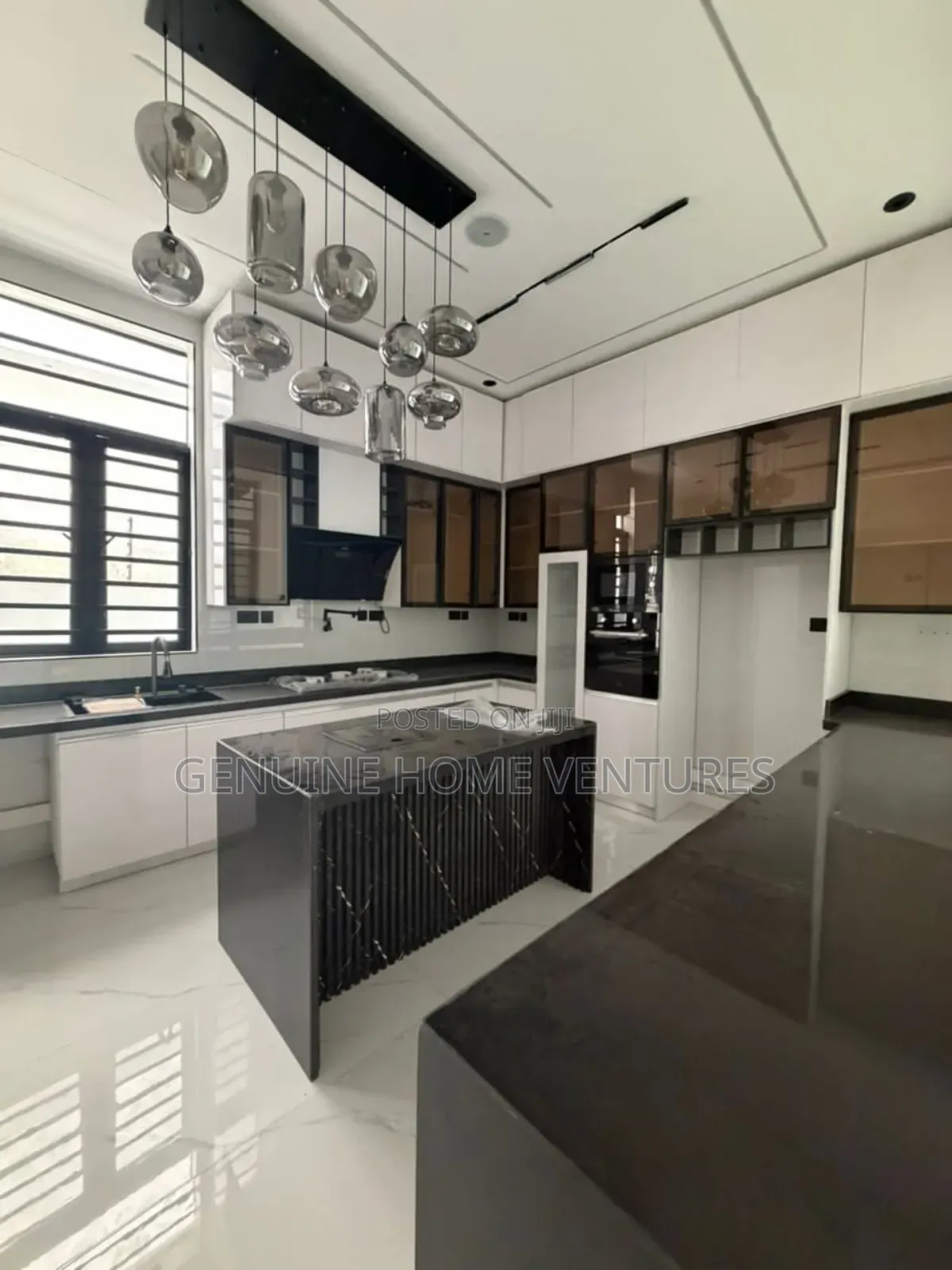 5bdrm Duplex in Chevron for sale