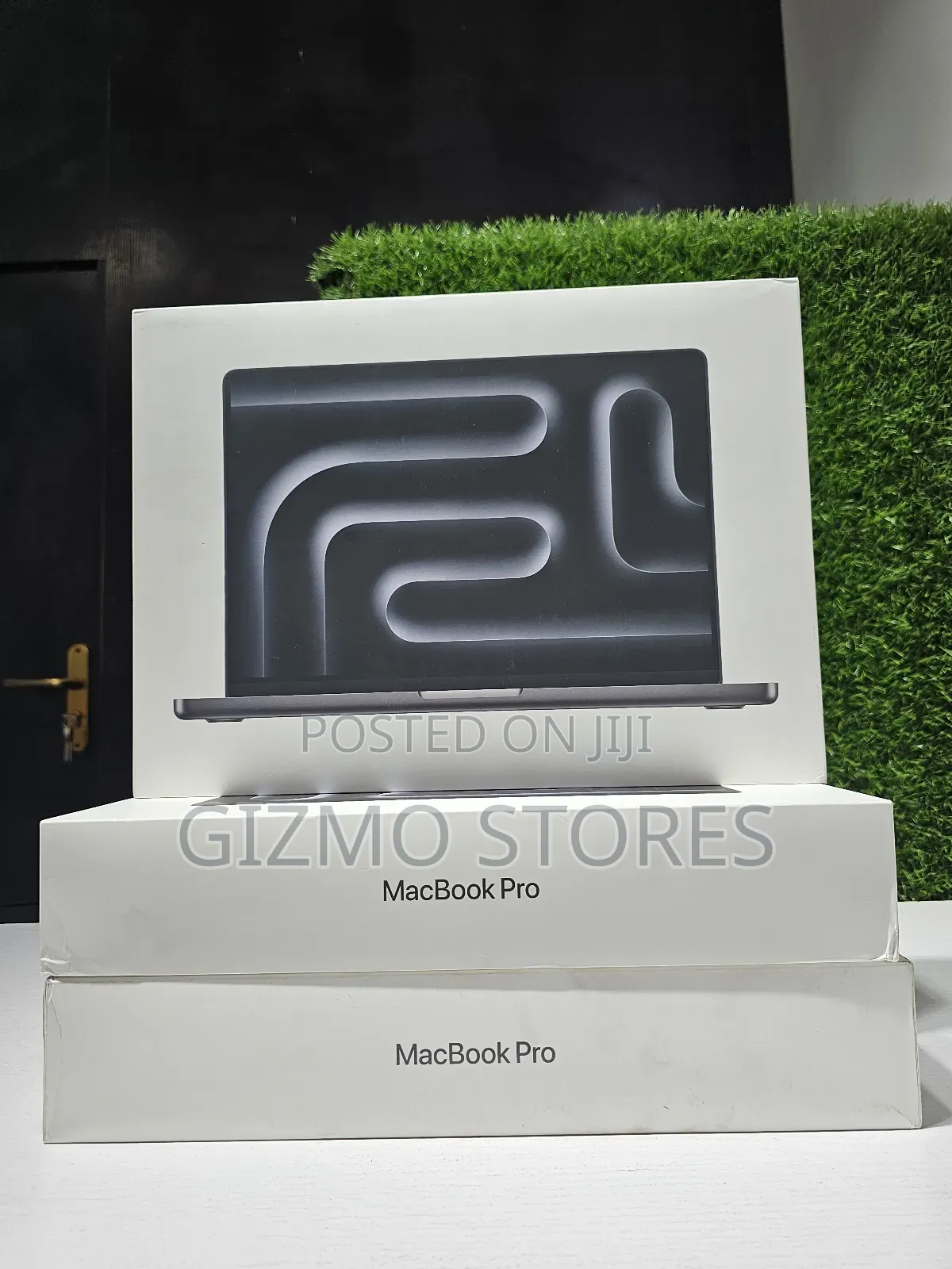New Laptop Apple Macbook Pro 2025 M5 14-Inch 16GB Apple M5 SSD 512GB