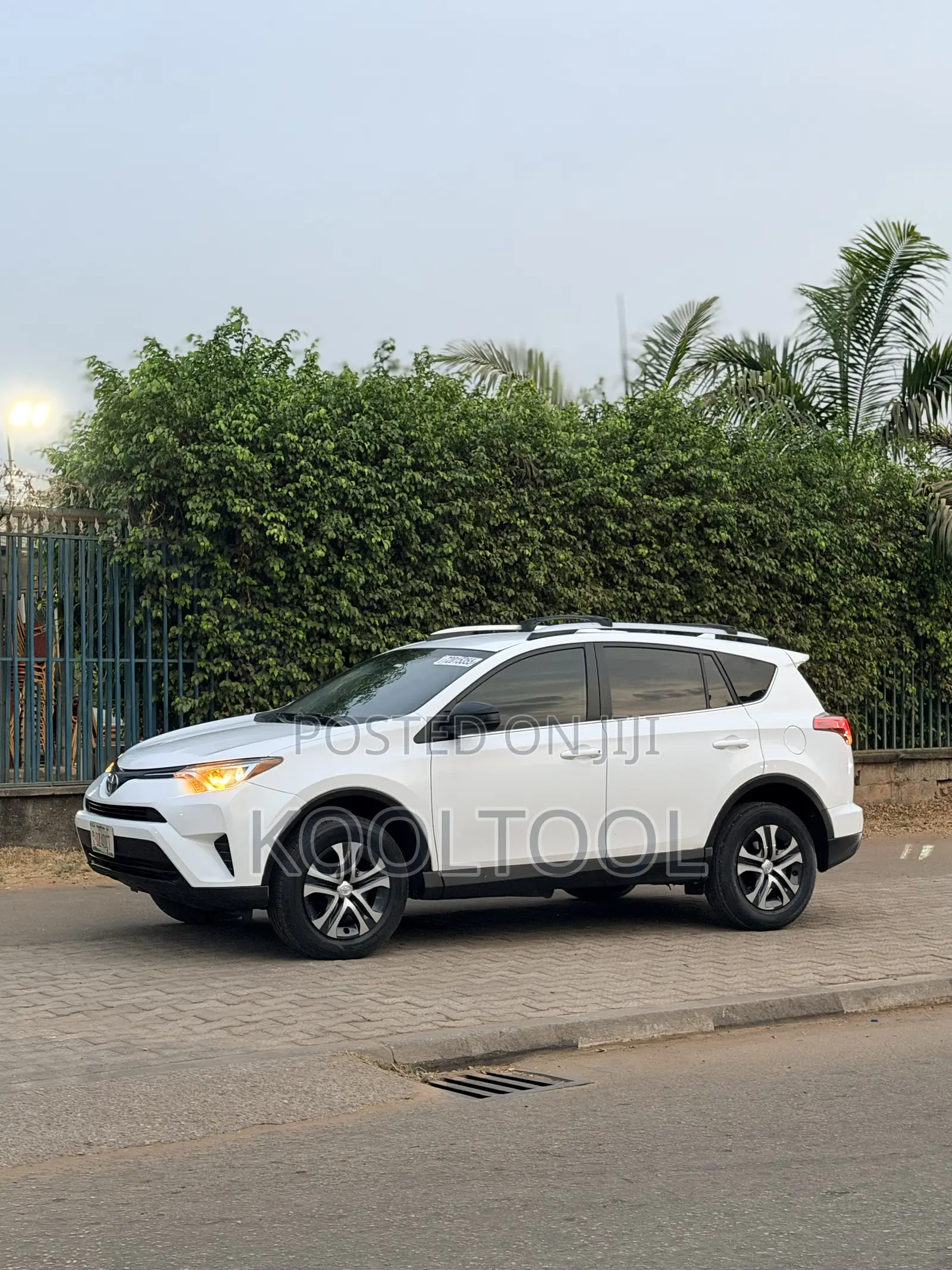 Toyota RAV4 LE AWD (2.5L 4cyl 6A) 2016 White