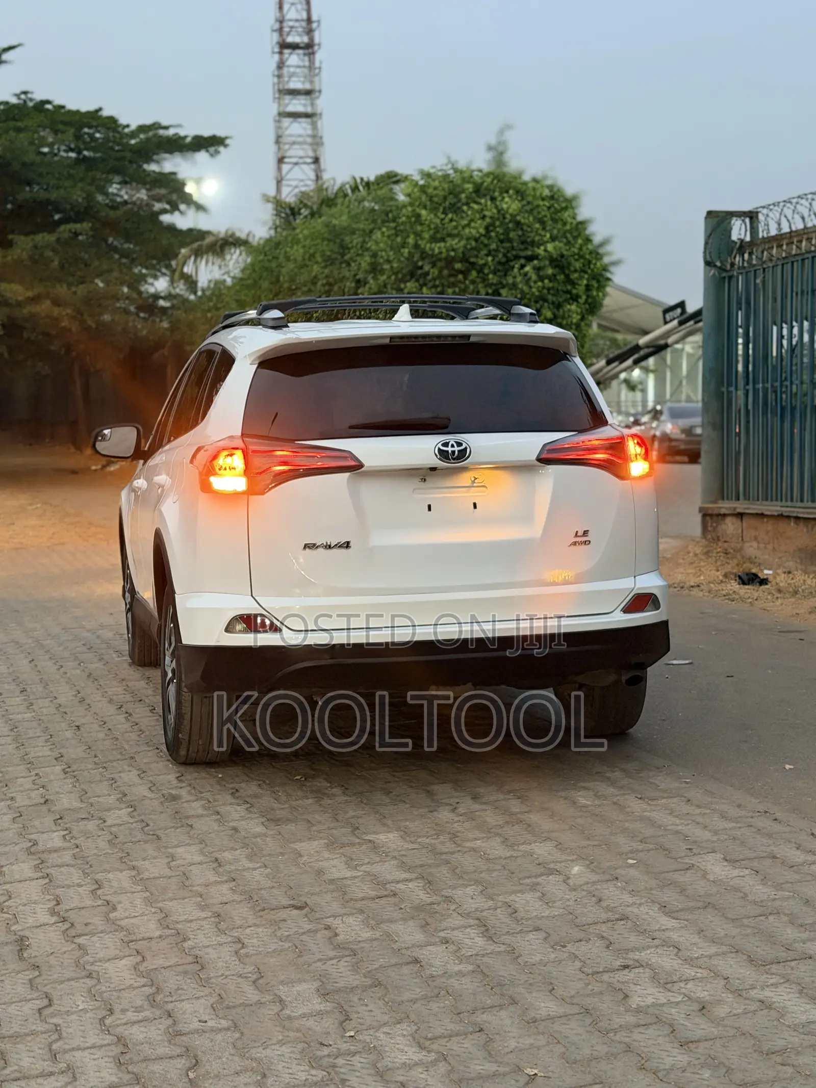 Toyota RAV4 LE AWD (2.5L 4cyl 6A) 2016 White