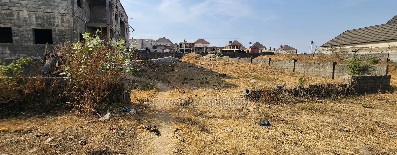 500sqm Residential Plot With an Estate