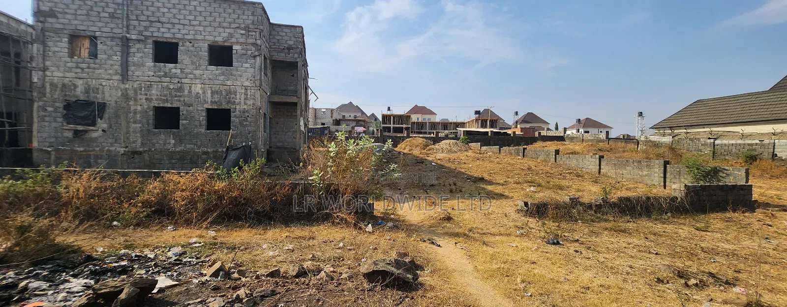 500sqm Residential Plot With an Estate