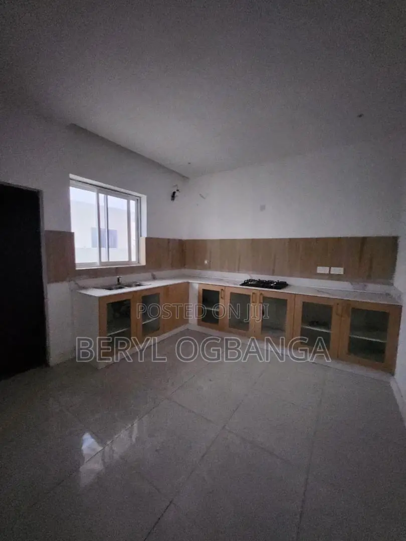 5bdrm Duplex in Lekki Phase 2 for rent