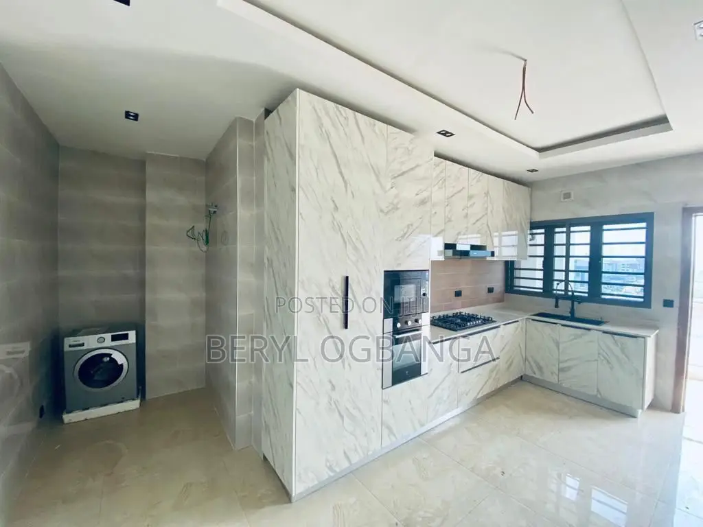 3bdrm Apartment in Lekki Phase 1 for sale