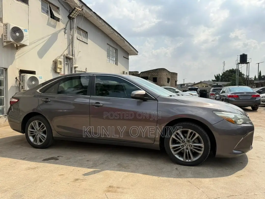 Toyota Camry SE 4dr Sedan (2.5L 4cyl 6A) 2015 Gray