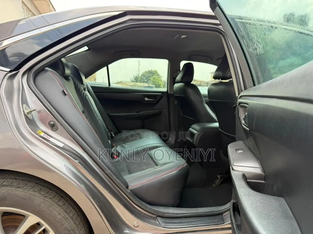Toyota Camry SE 4dr Sedan (2.5L 4cyl 6A) 2015 Gray