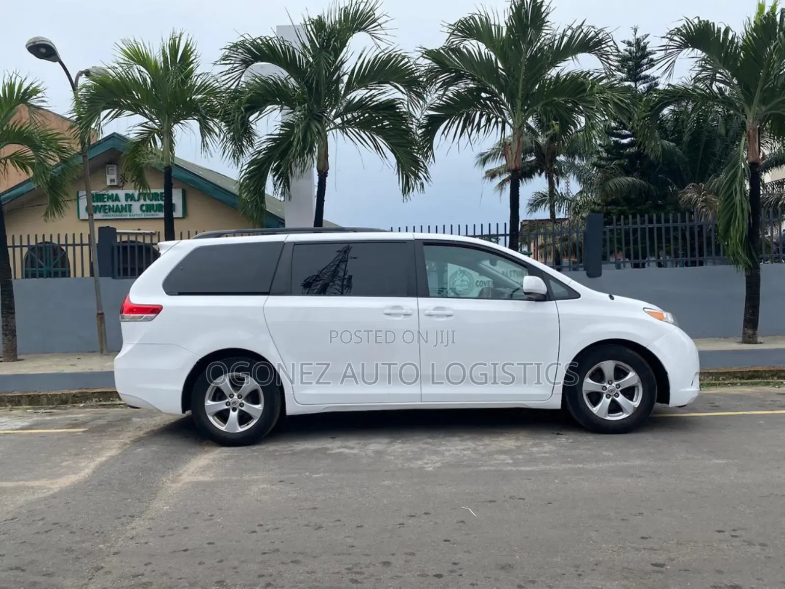 Toyota Sienna LE 7-Passenger 4dr Minivan AWD (3.5L 6cyl 6A) 2014 White