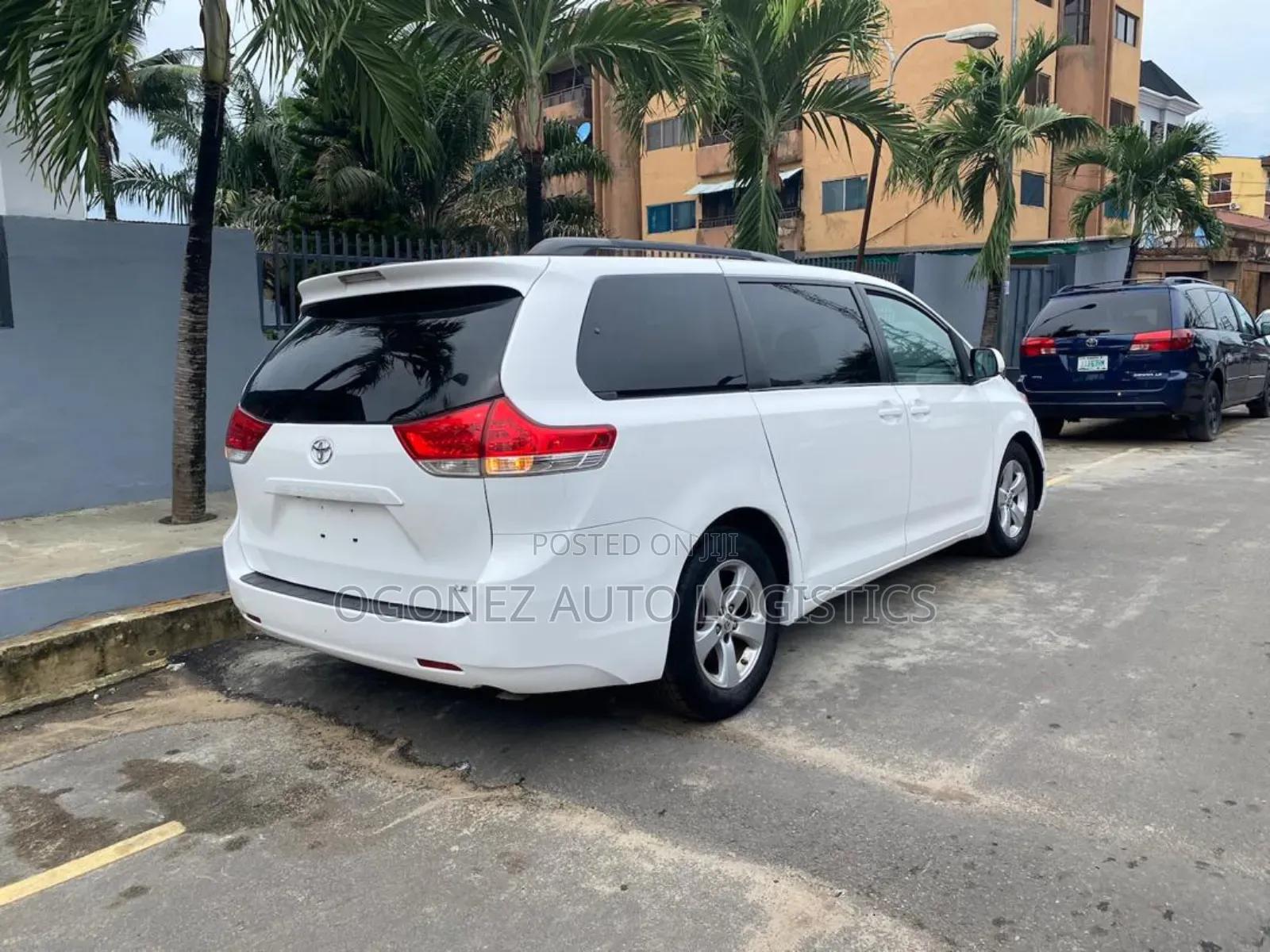 Toyota Sienna LE 7-Passenger 4dr Minivan AWD (3.5L 6cyl 6A) 2014 White