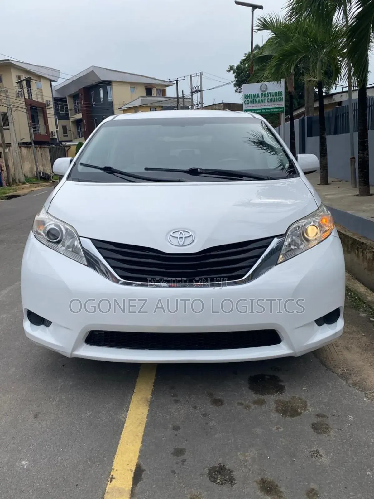 Toyota Sienna LE 7-Passenger 4dr Minivan AWD (3.5L 6cyl 6A) 2014 White