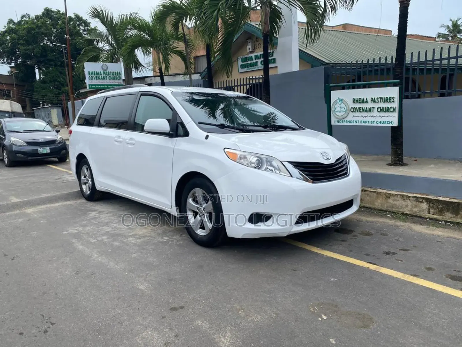 Toyota Sienna LE 7-Passenger 4dr Minivan AWD (3.5L 6cyl 6A) 2014 White