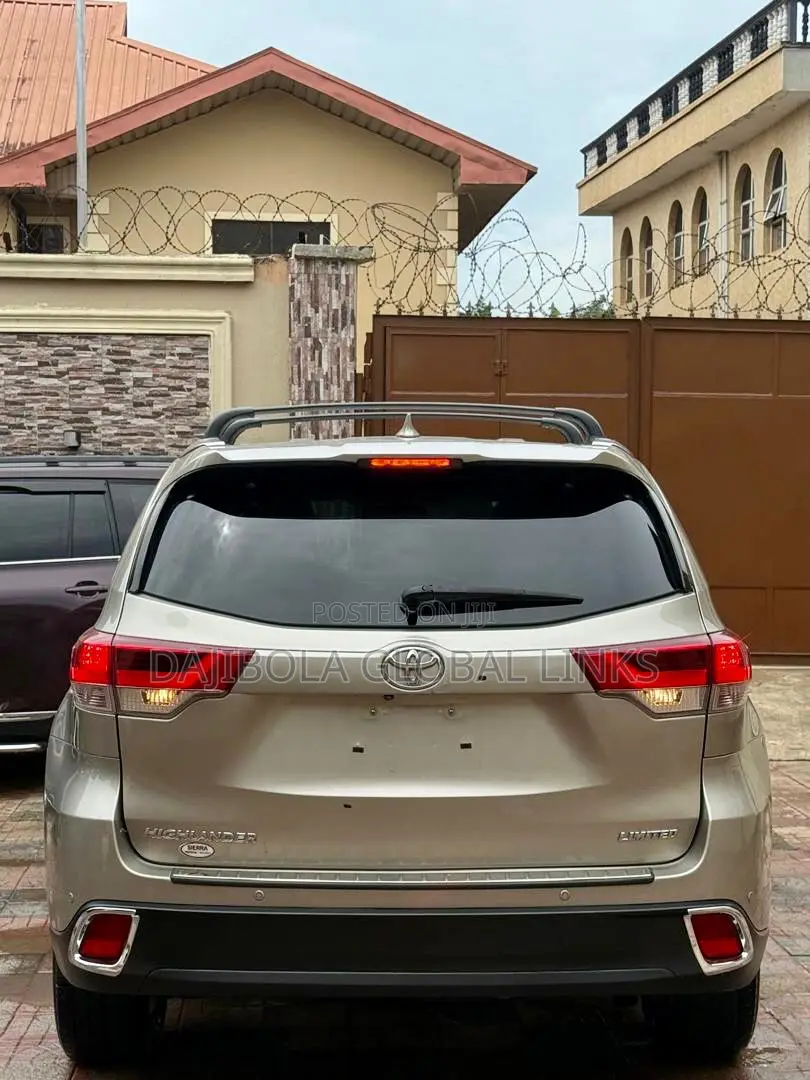 Toyota Highlander Limited 4dr SUV (3.5L 6cyl 6A) 2015 Gold