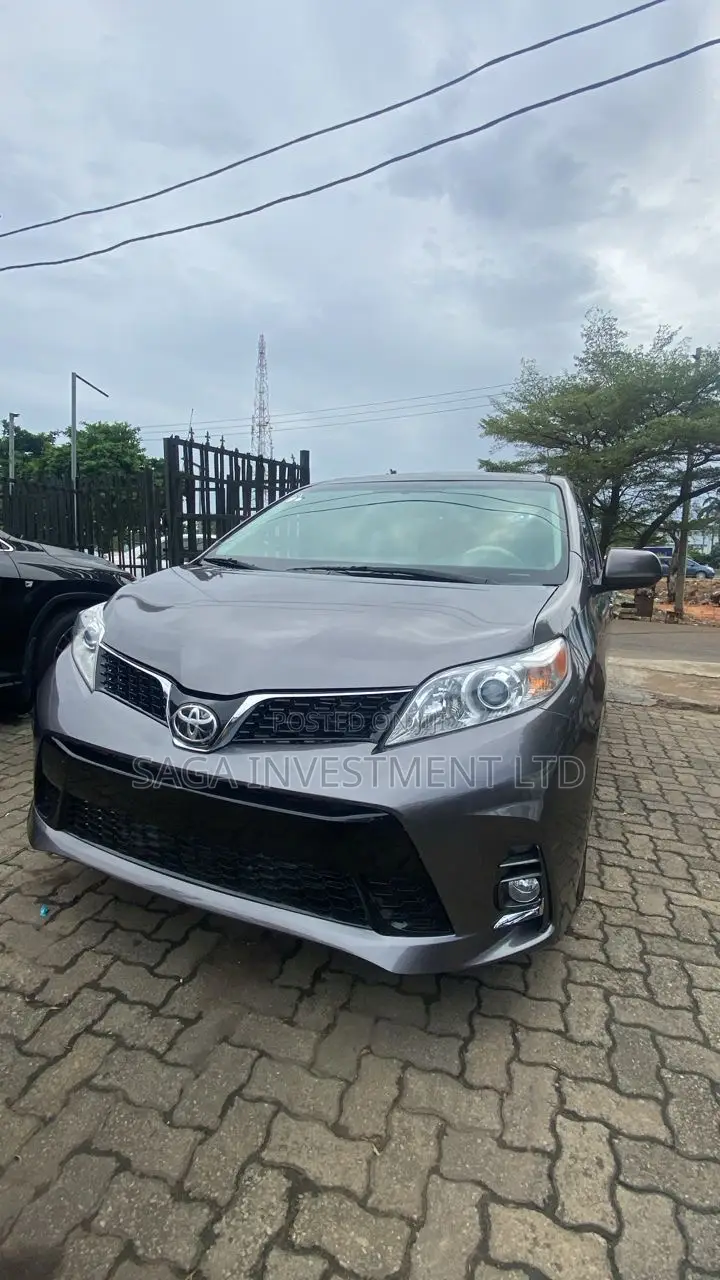 Toyota Sienna XLE 7-Passenger 4dr Minivan AWD (3.5L 6cyl 6A) 2014 Gray
