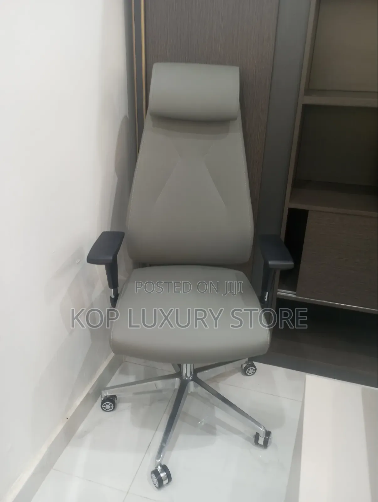 A Very Simple Luxury Ceo Executive Office Chair