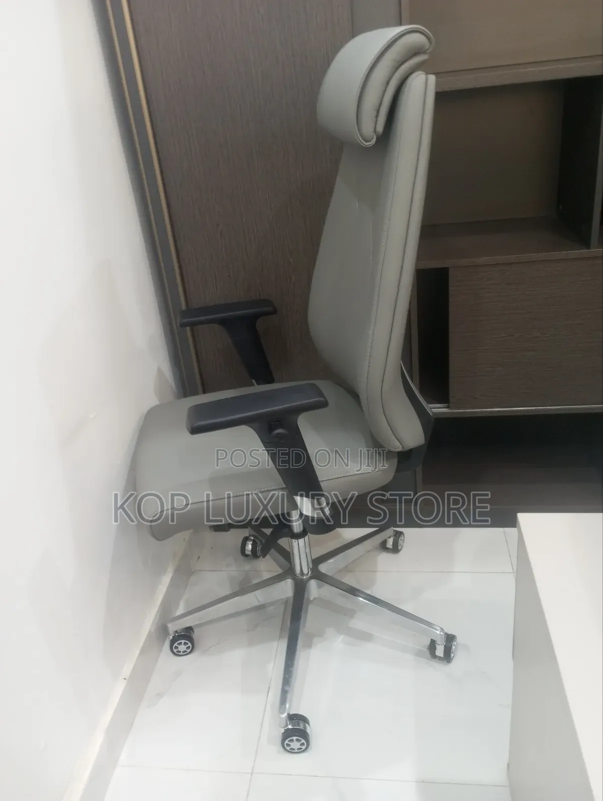 A Very Simple Luxury Ceo Executive Office Chair