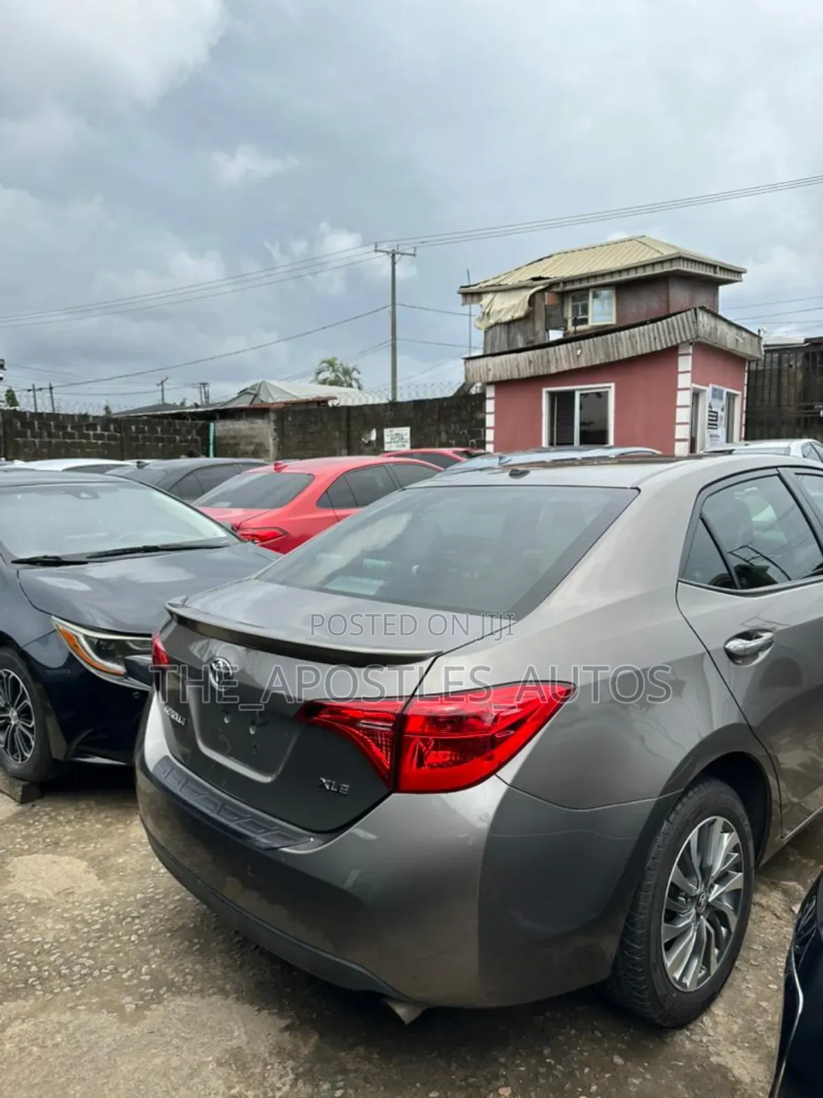 Toyota Corolla XLE (1.8L 4cyl 2A) 2019 Gold