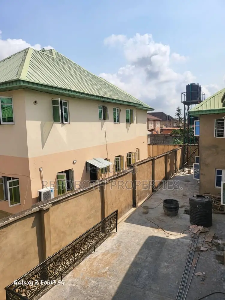 3bdrm Apartment in Adeniji Estate, Apata for rent