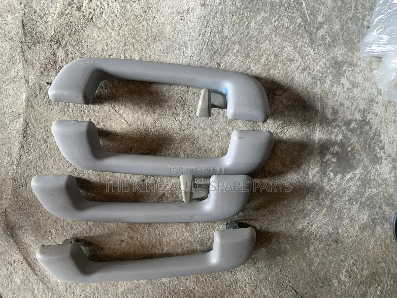 Toyota Camry the Roof Handles the Set of It 012/014 Model