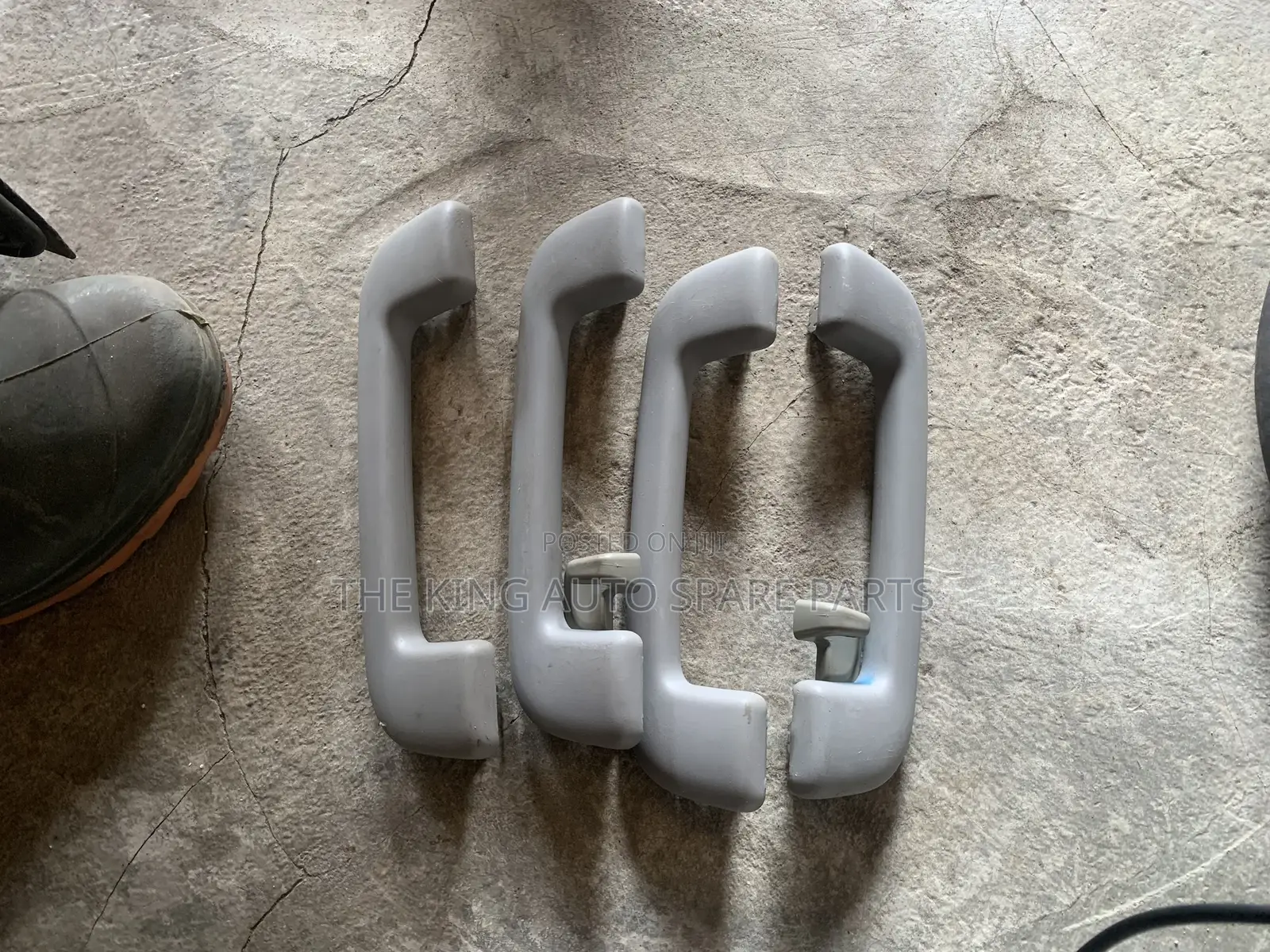 Toyota Camry the Roof Handles the Set of It 012/014 Model