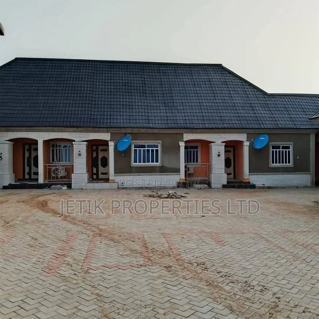 12bdrm Block of Flats in Navy Barracks, Makurdi for sale