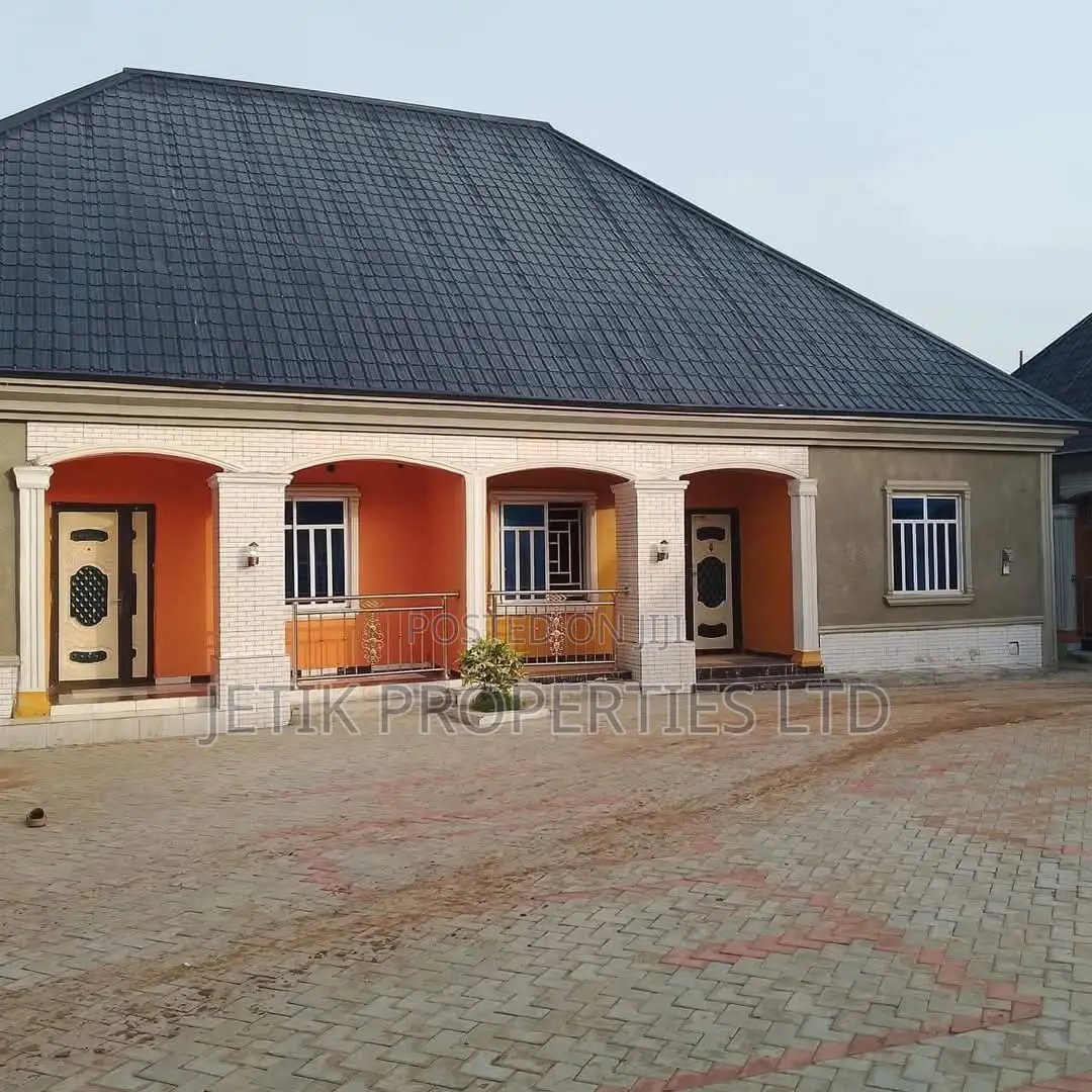 12bdrm Block of Flats in Navy Barracks, Makurdi for sale