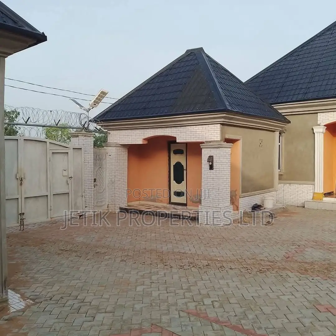12bdrm Block of Flats in Navy Barracks, Makurdi for sale