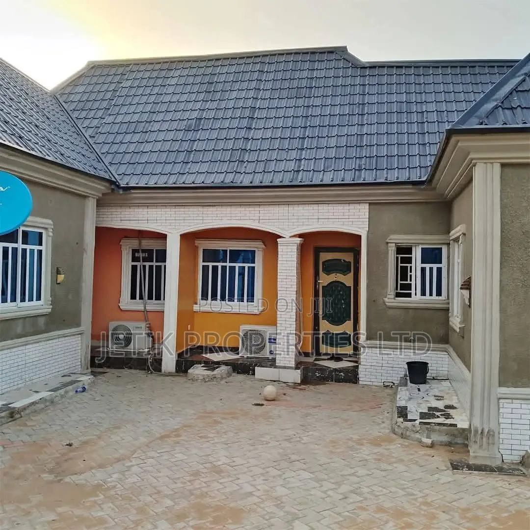 12bdrm Block of Flats in Navy Barracks, Makurdi for sale