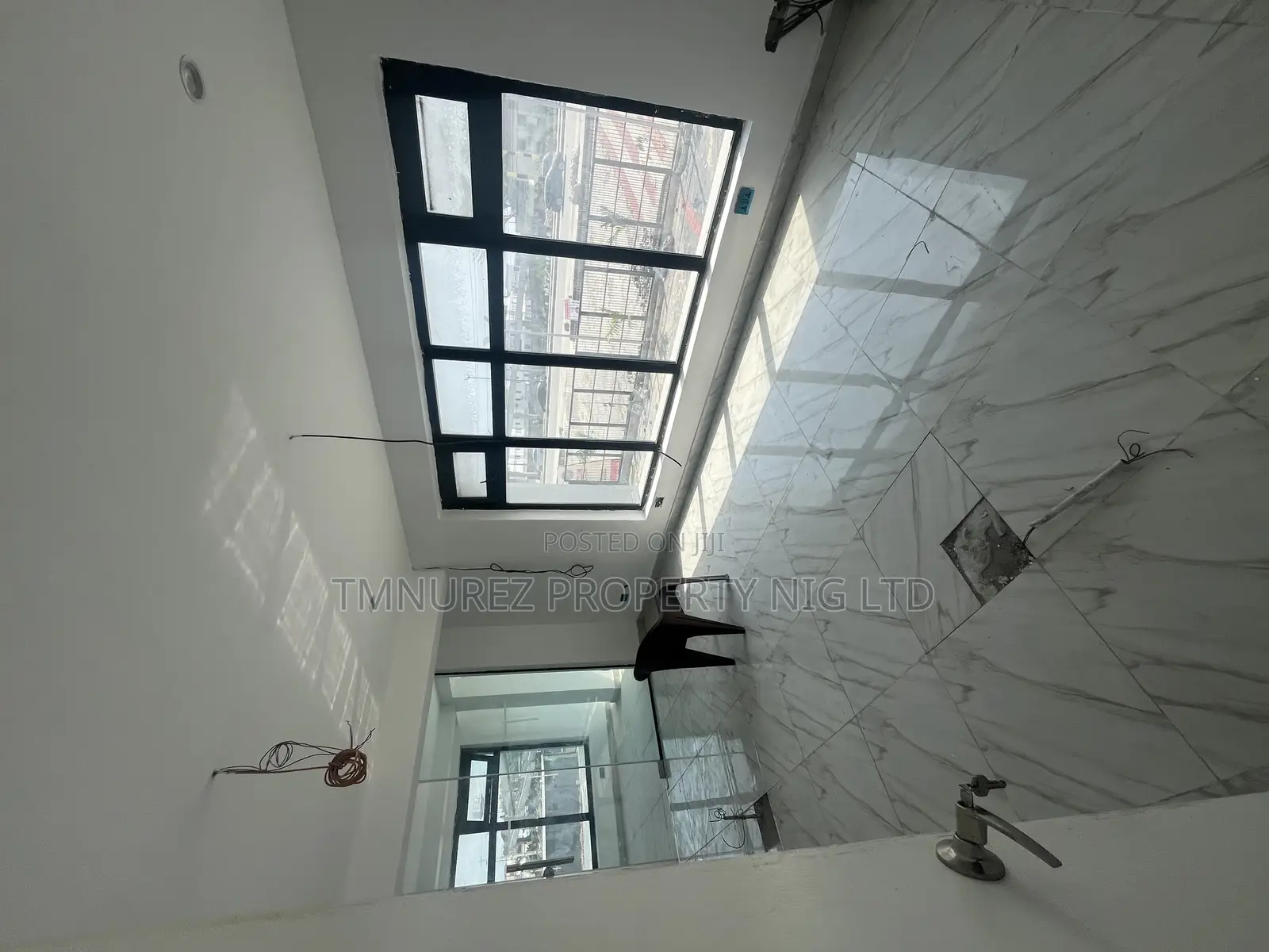 Showroom Shop to Let