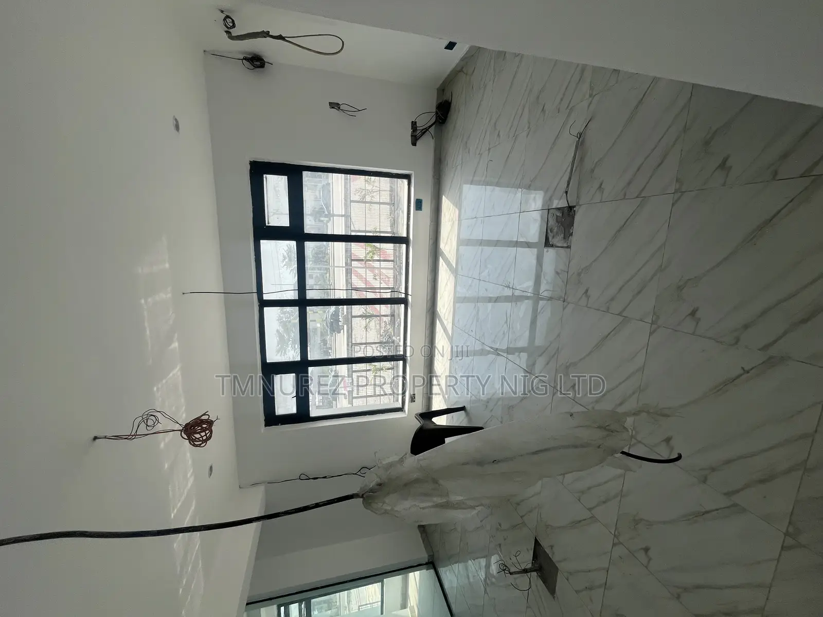 Showroom Shop to Let